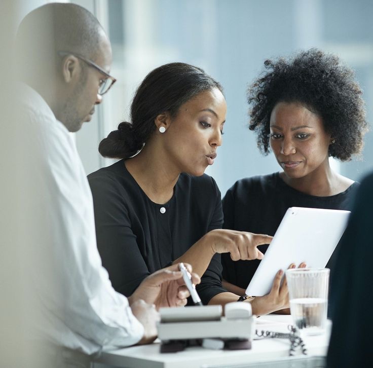 Équipe examinant des rapports financiers