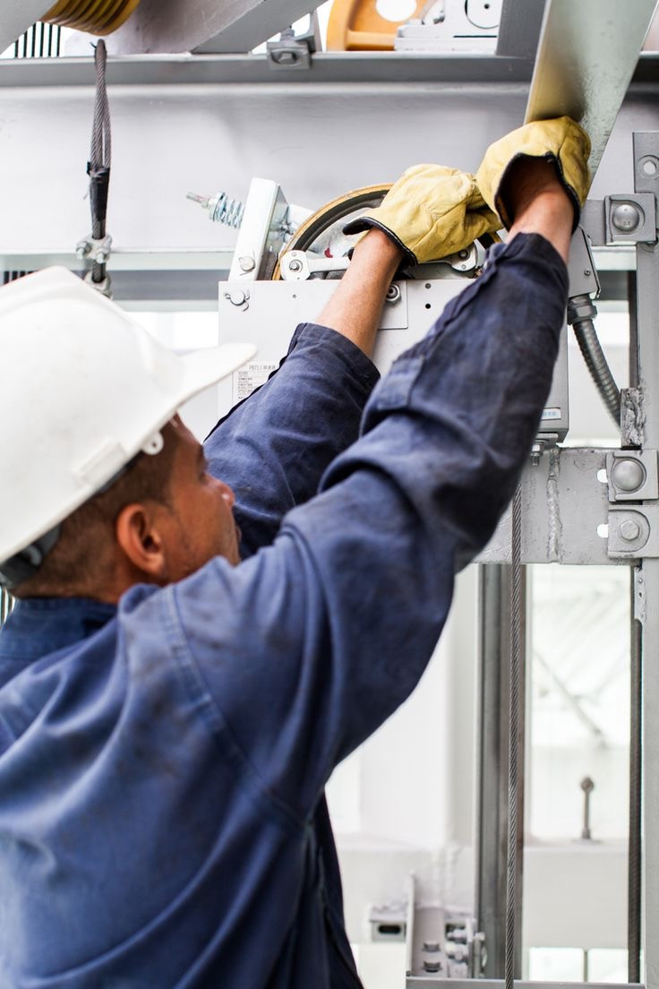 Professionnel africain sur un chantier de construction